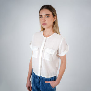 Blusa abierta escote redondo manga corta con charreteras