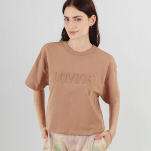 Camiseta cuello redondo manga corta rodada con estampado Loving