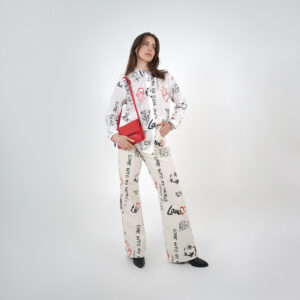 Pantalón estampado textos bota recta