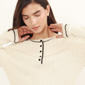 Sweater ajustado cuello redondo manga larga
