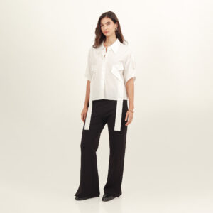 Pantalón con linea en costado bota flare con ajuste en cintura