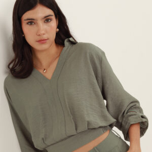 Blusa crop cuello sport manga larga con hiladillo y ajuste en cintura