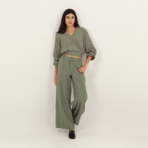 PANTALON BOTA FLARE CON BOLSILLOS LATERALES Y VENAS EN DELANTERO